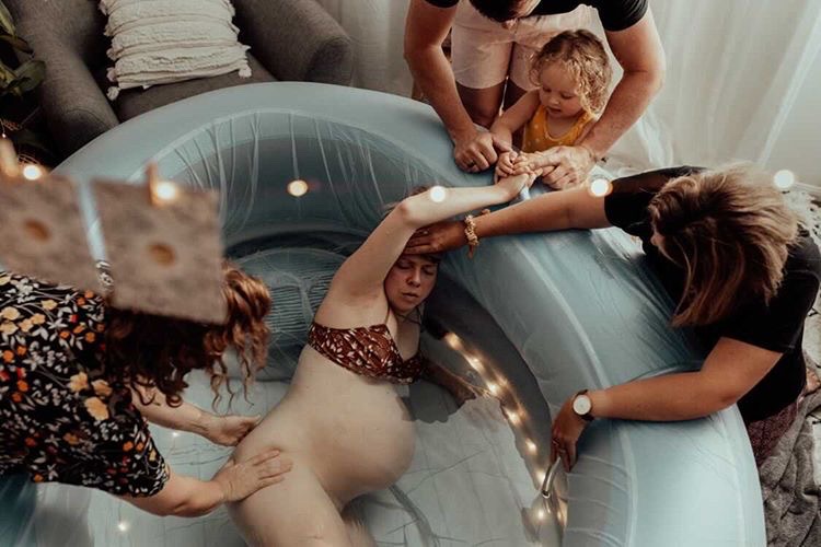 Film Orgazmični porođaj — dokumentarni film o porođaju